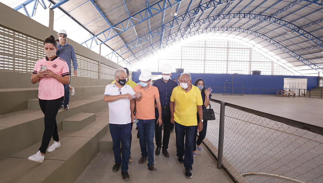 Prefeito visitando obra da quadra poliesportiva