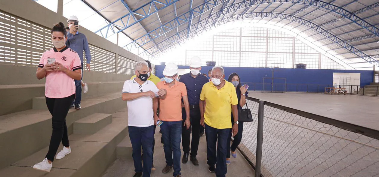 Prefeito visitando obra da quadra poliesportiva
