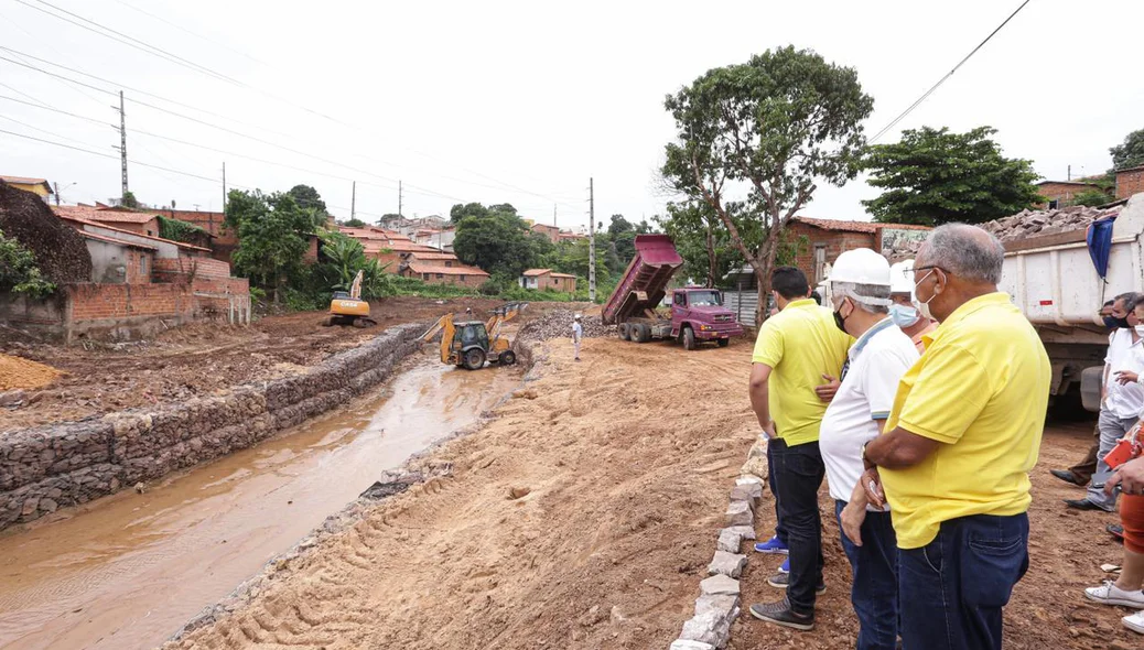 Prefeito visitndo obras na vila da paz