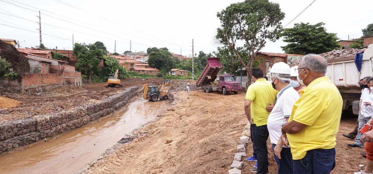 Prefeito visitndo obras na vila da paz