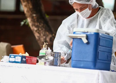 Profissional de saúde com vacinas de covid-19