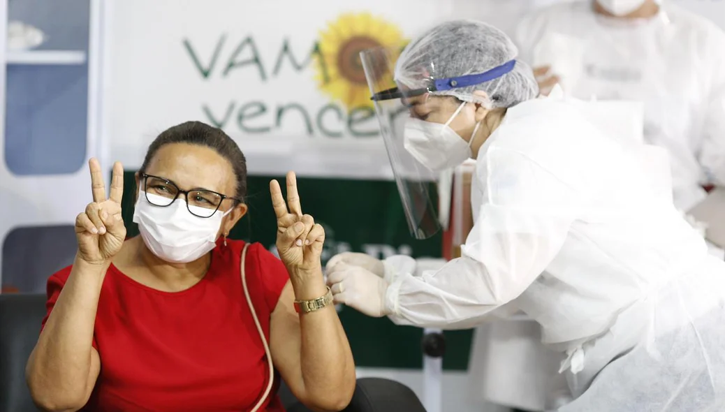 Profissional de saúde é uma das primeiras a ser vacinada contra covid-19