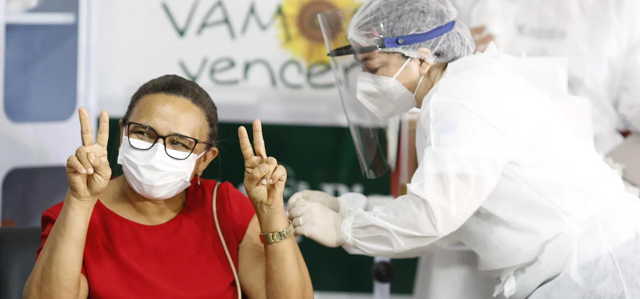 Profissional de saúde é uma das primeiras a ser vacinada contra covid-19