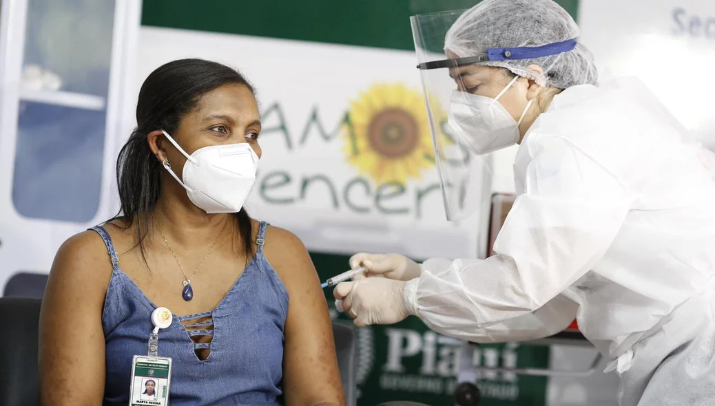 Profissional de saúde é uma das primeiras a ser vacinada contra covid-19 no Piauí