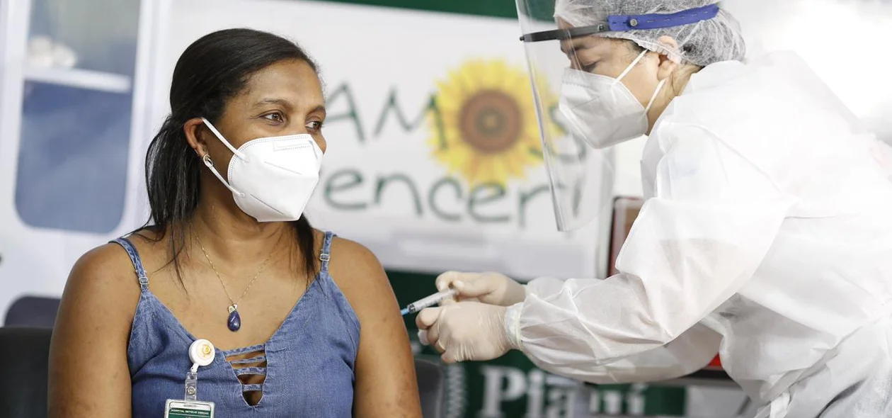 Profissional de saúde é uma das primeiras a ser vacinada contra covid-19 no Piauí