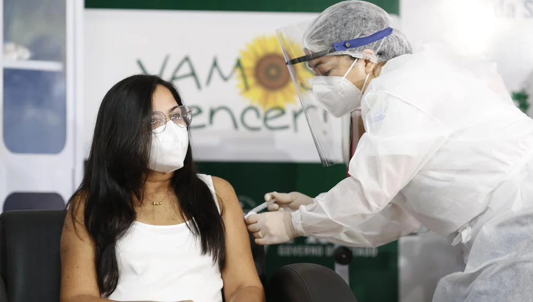 Profissional de saúde é vacinada contra covid-19