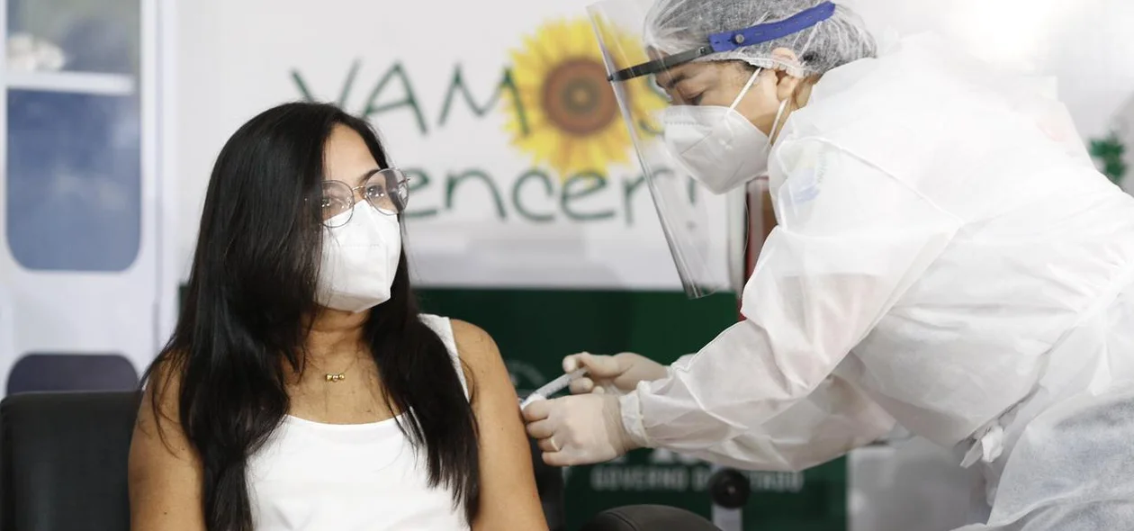 Profissional de saúde é vacinada contra covid-19