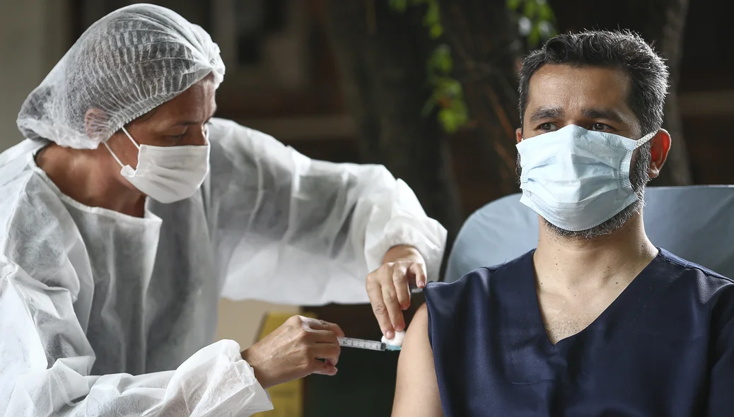 Profissional de saúde é vacinado contra covid-19 em Teresina