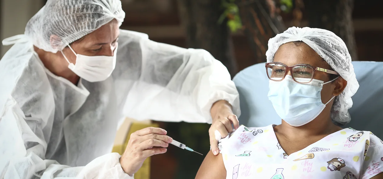 Profissional de saúde sendo vacinada contra covid-19 em Teresina