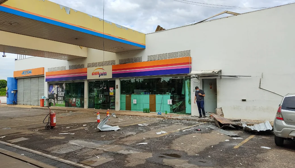 Quadrilha explode cofre de posto de combustíveis na BR 343