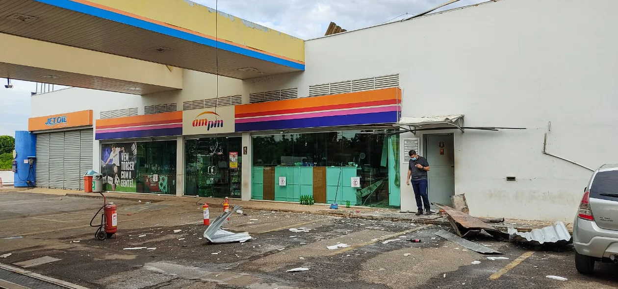 Quadrilha explode cofre de posto de combustíveis na BR 343