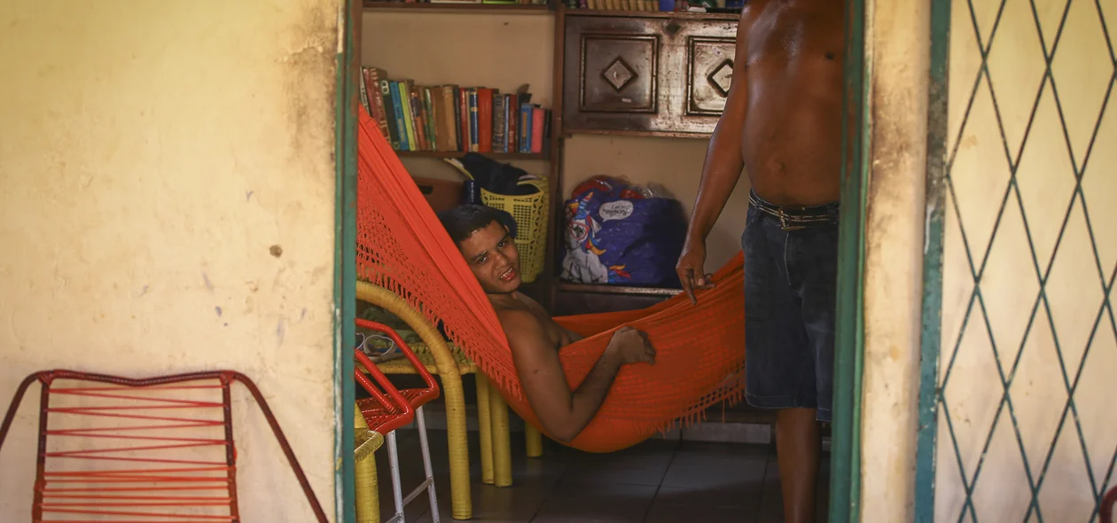 Renato ao lado de seu filho especial
