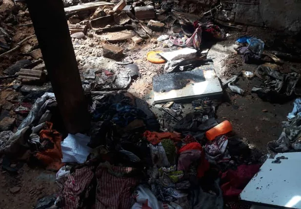 Residência ficou destruída após incêndio