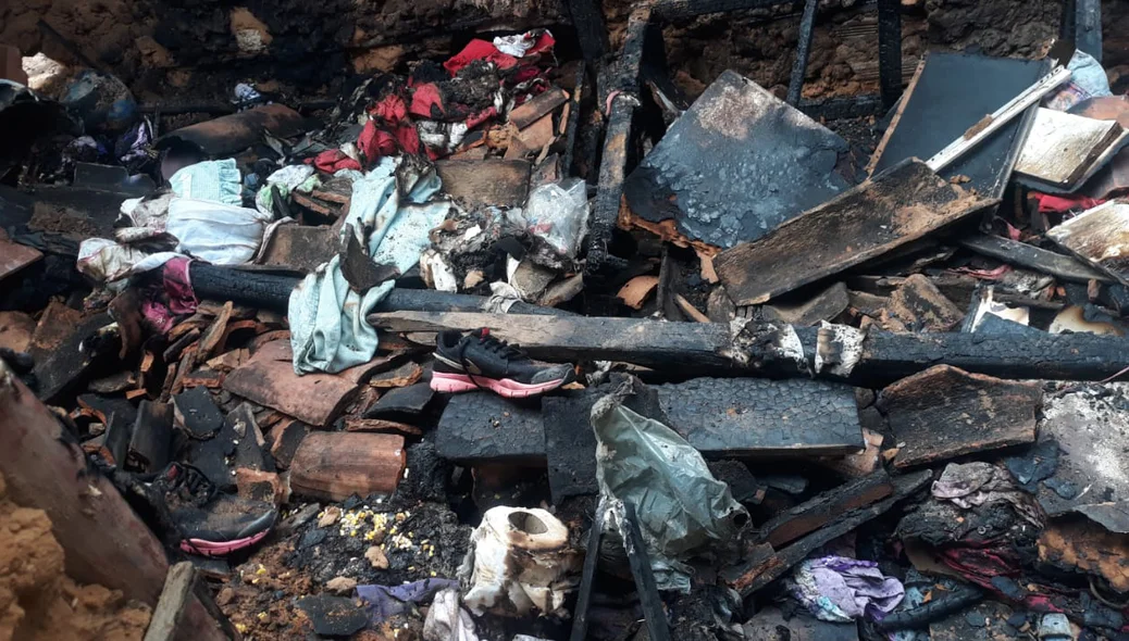 Restos que sobraram após incêndio em Parnaíba
