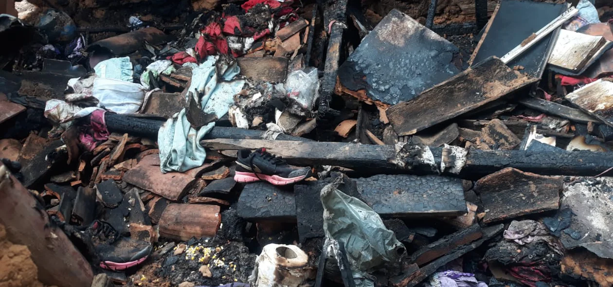 Restos que sobraram após incêndio em Parnaíba