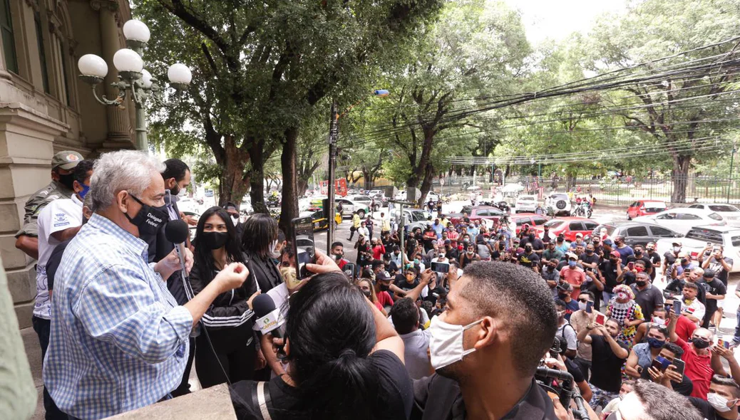 Robert Rios em reunião com classe artística