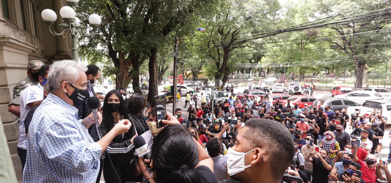 Robert Rios em reunião com classe artística