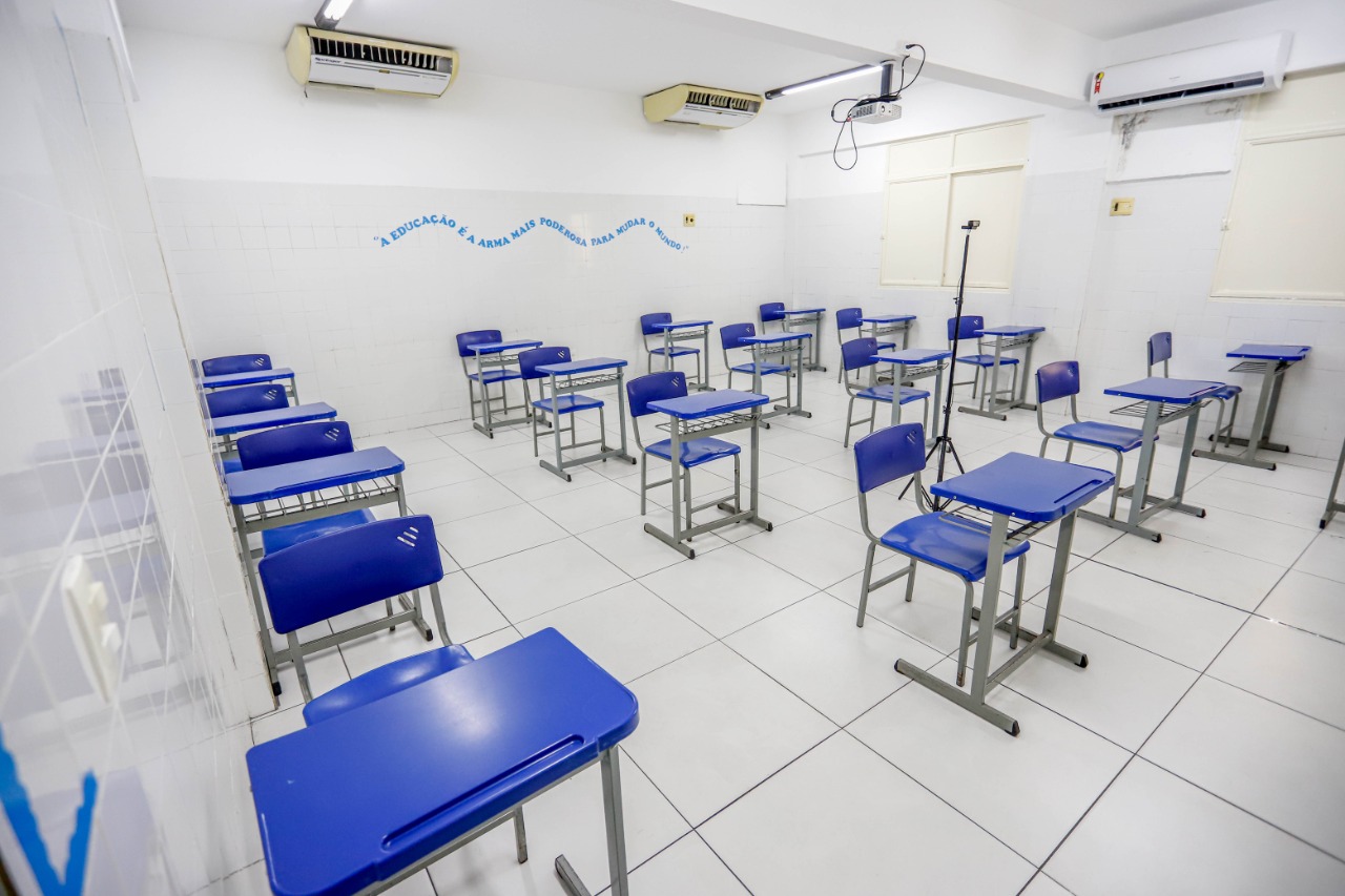 Salas de aula estão preparadas para receber os alunos