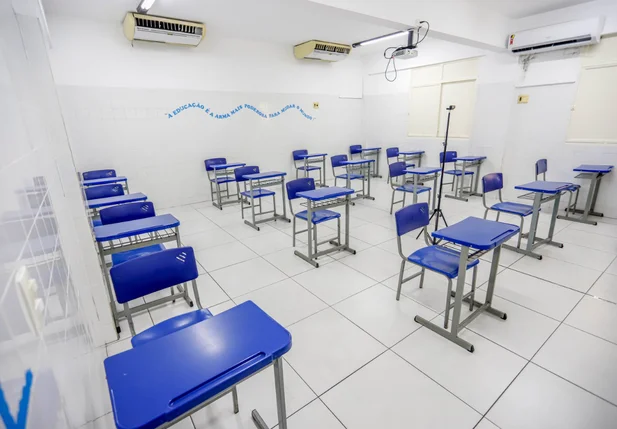 Salas de aula estão preparadas para receber os alunos