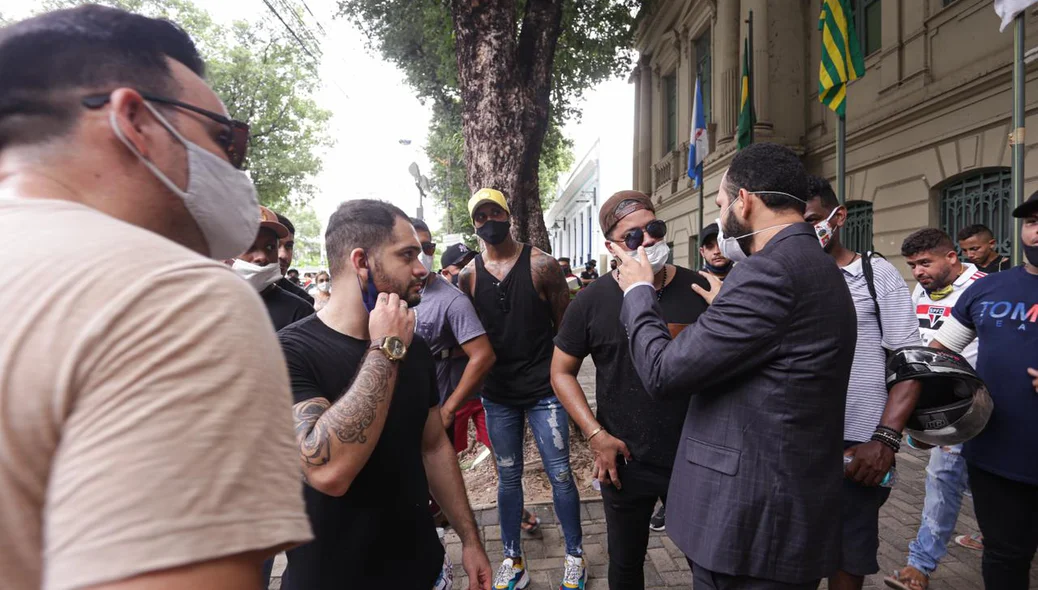Secretário Lucas Pereira conversa com artistas no Palácio da Cidade