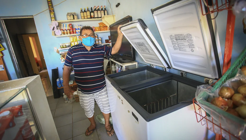 Seu Chico mostrando freezer