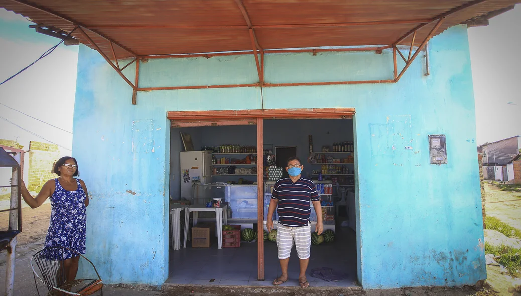 Comerciante no seu estabelecimento