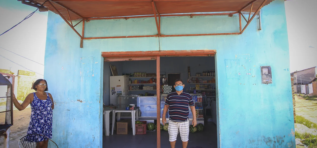 Comerciante no seu estabelecimento