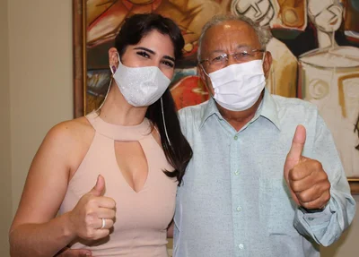 Thanandra Sarapatinhas ao lado do prefeito Dr. Pessoa