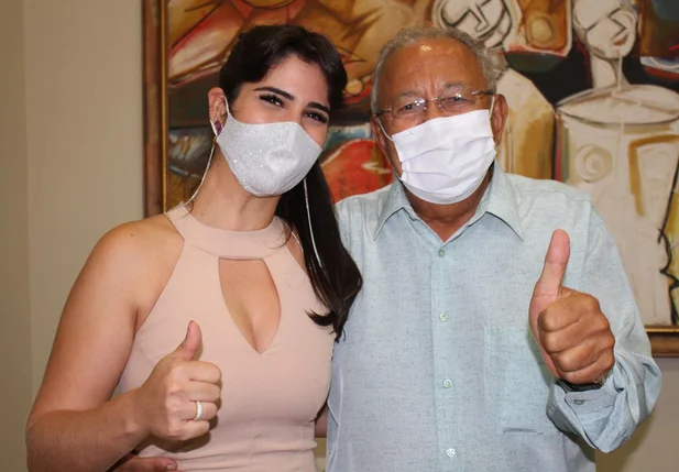 Thanandra Sarapatinhas ao lado do prefeito Dr. Pessoa