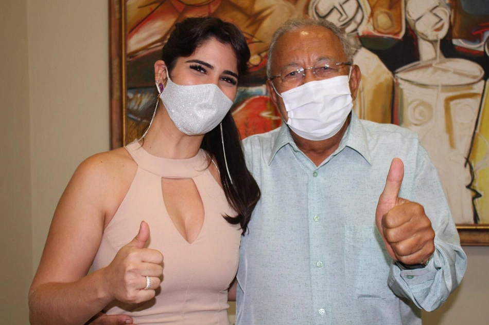 Thanandra Sarapatinhas ao lado do prefeito Dr. Pessoa