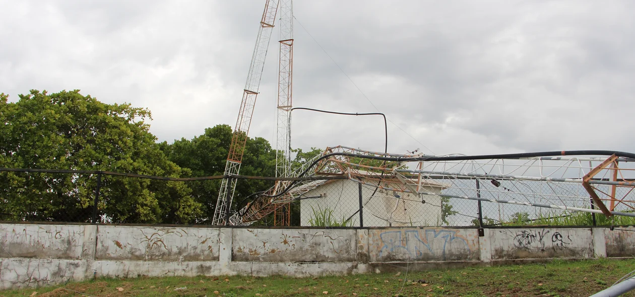 Torre da Rádio Universitária atingida pela forte chuva em Teresina