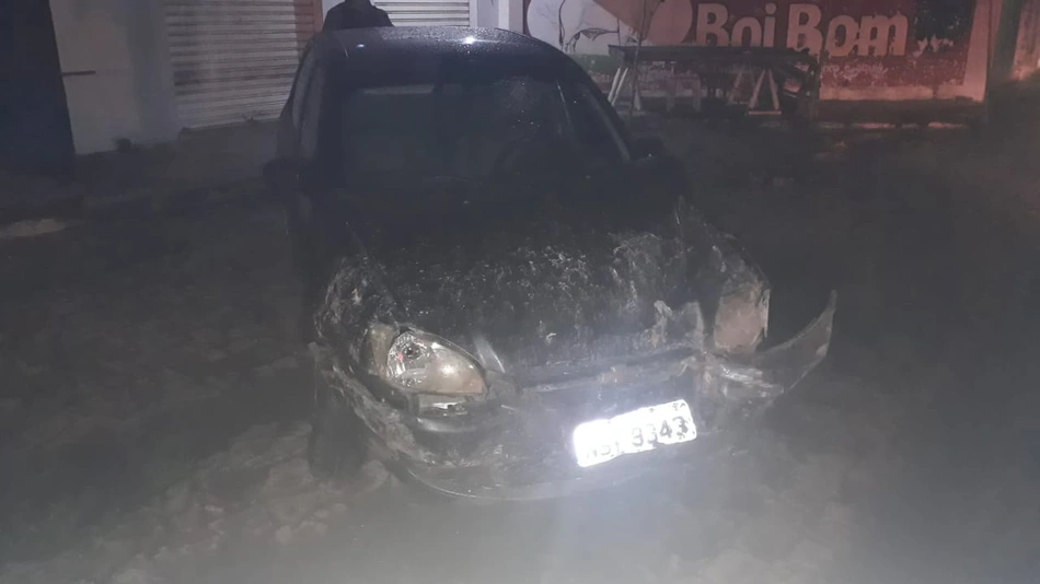 Veículo após colidir em muro