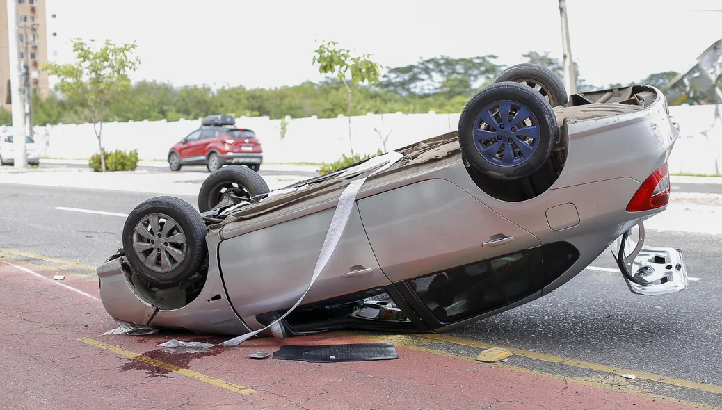 Veículo capota em avenida de Teresina
