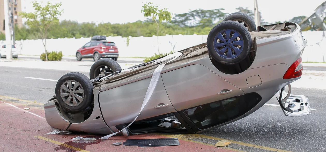 Veículo capota em avenida de Teresina