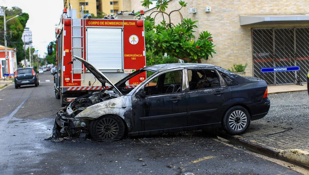 Veículo ficou destruído