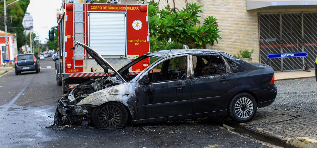 Veículo ficou destruído