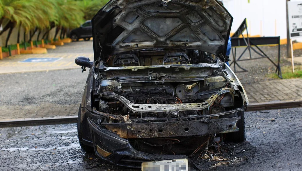 Veículo incendiado no Centro de Teresina