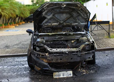 Veículo incendiado no Centro de Teresina