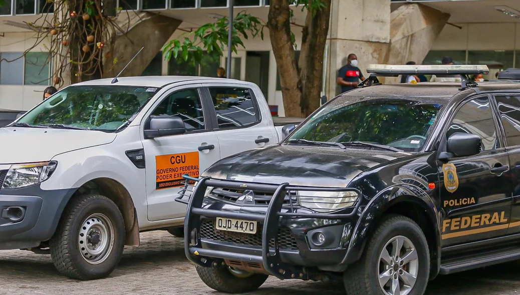 Viaturas da CGU e da Polícia Federal na Sesapi