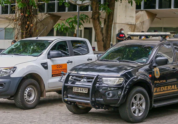 Viaturas da CGU e da Polícia Federal na Sesapi