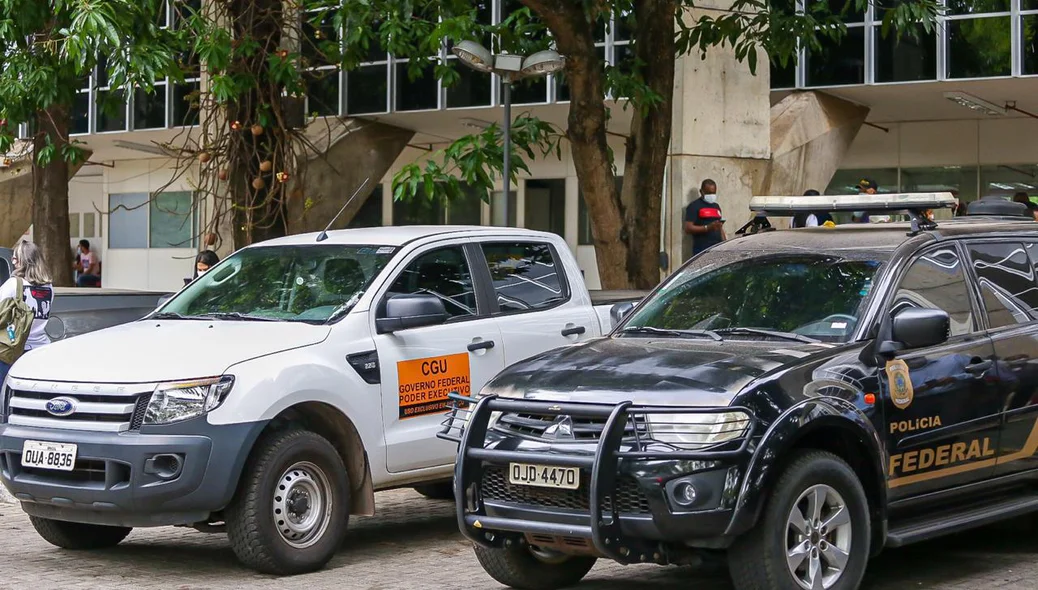 Viaturas da CGU e da Polícia Federal