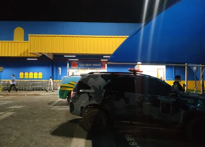 Viaturas da polícia no Big Bompreço