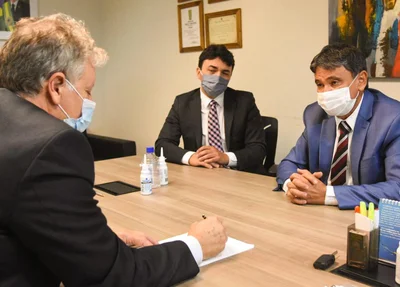 Wellington Dias em reunião