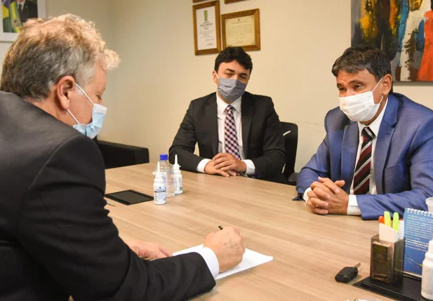 Wellington Dias em reunião