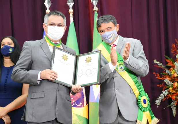 Wellington Dias entrega medalhas do Mérito Renascença em Piracuruca