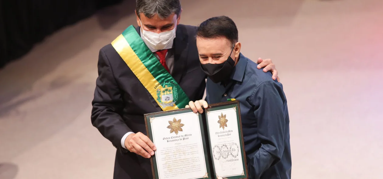 A solenidade ocorreu no Teatro 4 de Setembro