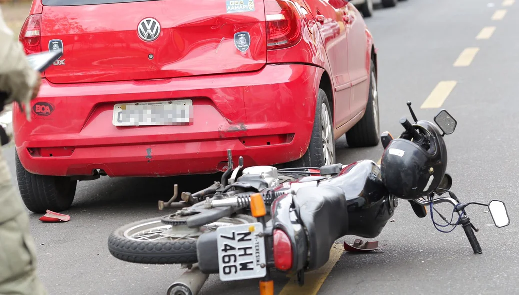 Acidente envolveu um carro e uma motocicleta