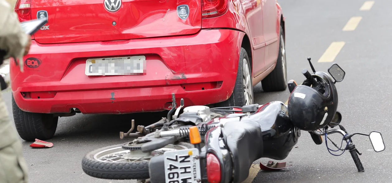 Acidente envolveu um carro e uma motocicleta