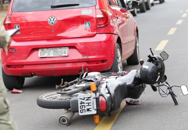 Acidente envolveu um carro e uma motocicleta