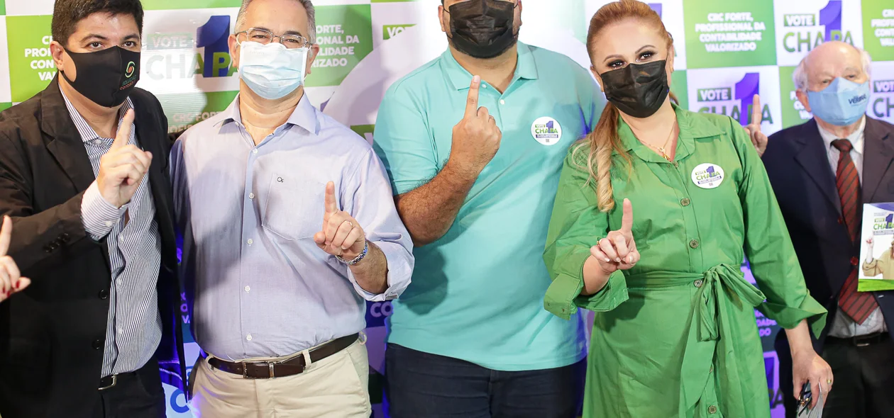 Adriana de Almeida  ao lado de profissionais da contabilidade